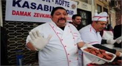 Kasaplar Sucuk Eylemi Yaptı,Vatandaşın Karnı Doydu