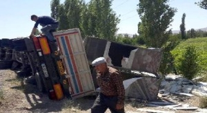 Tır Devrildi, 10 Bin Tavuk Telef Oldu