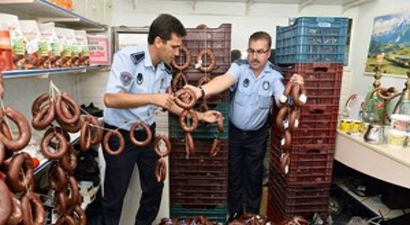 Antalya`da 2 Ton Tarihi Geçmiş Sucuk Ele Geçirildi