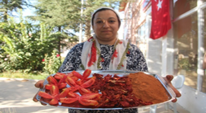 Türkiye`de Bir İlk, Çiftçi Kadınlar Domatesten Un Yaptı
