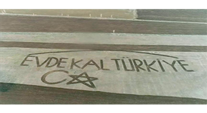 Tarım Arazisine `Evde Kal Türkiye` Yazarak Çağrı Yaptılar