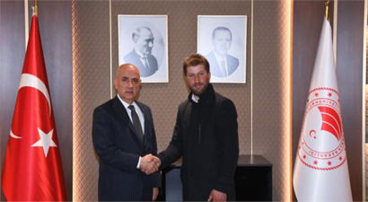 BAKAN KİRİŞCİ, YANIK SESLİ ÇOBAN TARIK KARA`YI MAKAMINDA AĞIRLADI