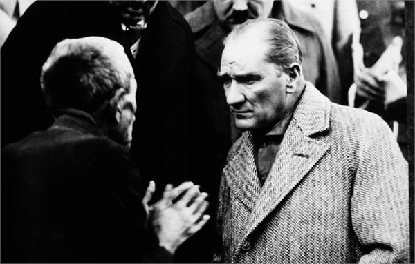 Atatürk Köylü milletin efendisidir dediği köylü bir çiftçiyi can kulağıyla dinliyor