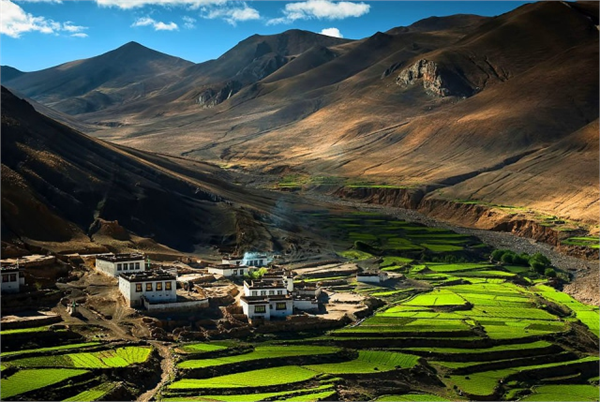 Himalayalar da Bir Köy Tibet Sadece yürüyerek veya at ile ulaşımı olan Himalayalar da gizli olan manastırları desteklemesi için kurulan birçok köyden sadece birisi