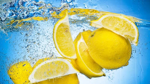 Limonu kolaylıkla sıkmak ve daha fazla limon suyu elde etmek için limonu ılık suda 5 dakika bekletebilirsiniz