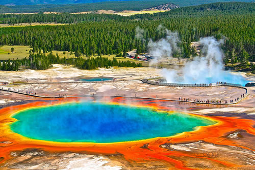 Büyük Prizmatik Kaplıca ABD ABD deki Yellowstone Milli Parkı nda bulunan en büyük kaplıcadır 50 metre derinliğe sahiptir Göldeki minerallerin fazlalığı ve farklı bölgelerinde yaşayan farklı bakterileri onu renkli yaparak ilginç bir özellik kazandırır