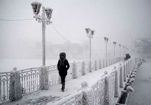 Oymyakon un en düşük sıcaklığı 1933 yılında 67 C olarak ölçülmüş Köyün Ocak ayı sıcaklık ortalaması ise 50 C Chapple köye ayak bastığında hissettiği soğuk havayı ise söyle anlatmış Dışarı adımımı ilk attığımda pantolon giyiyordum Hava sıcaklığı ise 47 C ydi Soğuğun fiziksel olarak bacaklarımı adeta sıktığını hissettim Diğer sürpriz ise tükürüğümün ağzımda iğneler şeklinde donarak dudaklarıma batmasıydı Kaynak beatifuldecay com