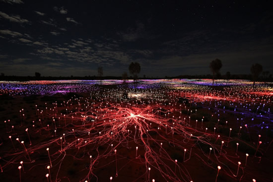 İngiliz sanatçı Bruce Munro nun Avustralya nın çöllerinden Uluru ya bağlılığı Field of Light isimli projesiyle devam ediyor