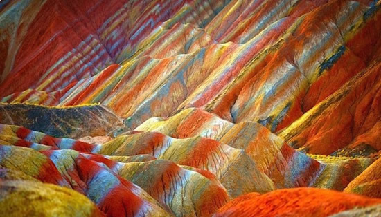 Çin in kuzeybatısındaki Gansu bölgesinde Zhangye Danxia Landform Geological Park adında bir jeolojik parktaki gökkuşağı rengindeki kaya oluşumları dikkat çekiyor