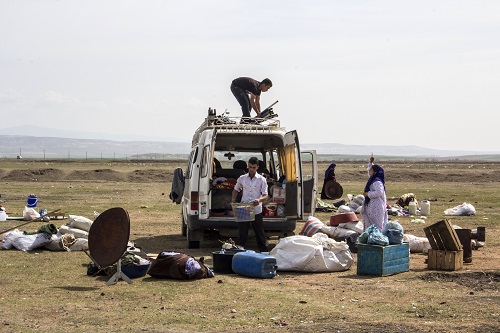 Uzun ve yorucu bir yolculuğun ardından yerleşme zamanı geliyor Bu bölgede yaşayan mevsimlik tarım işçilerinin tamamını Şanlıurfa dan gelen Arap kökenli vatandaşlar oluşturuyor Urfa dan gelen mevsimlik işçilerin çoğunluğu eğitimsiz vasıfsız olarak günde 25 30 TL karşılığında zorlu yaşam şartlarında hayata tutunmaya çalışıyor Fotoğraf Aytaç Aykut