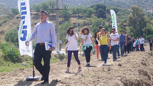 Ziraat Mühendisi Rasim Kaçar tarafından fidan dkimi hakkında kafileye bilgi verildikten sonra Akıllı Köy de çoşkuyla Goji berry dikimi gerçekleştirildi