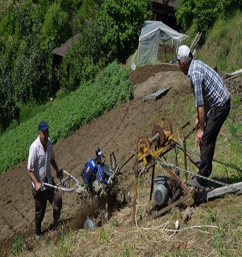 Aslan Aktepe de geliştirdikleri sistem sayesinde 3 günde sürülen tarlayı 2 saatte sürdüklerini ifade ederek Düzenek olmasaydı burayı 3 4 günde anca çapalardık Şimdi 2 saatte yapıyoruz Bunu kullanmak için iki kişi yeter fazla adama da gerek yok Arkadaşımla birlikte atıl durumdaki arabanın şanzımanını aldık yanına da bir tane dinamo aldık daha sonra montajını yaparak bu hale getirdik Çok memnunuz Çevreden çok talep var gelin bizim de bahçemizi sürün diye Biz bir araya gelerek fikirlerimizi birleştirdik Hepsini kendimiz planladık Devlet bu tip çalışmalarımıza hibe desteği verirse biz bu işi yaygınlaştırırız ve yöredeki vatandaşlara da yardımcı oluruz Tarımın zor olduğu bu yörelere devlet bu şekilde destek olmalı şeklinde konuştu