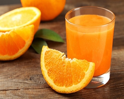 C vitamini C vitamini demir emilimini kolaylaştırır C vitamini beraberinde kalsiyumdan zengin süt ve süt ürünleri gibi gıdalarla beraber alınırsa kendi emilimi bozulur aç alınması önerilir Bazı allerji ilaçlarıyla beraber alınırsa etkilerini azaltabilir