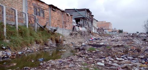 Kolombiya nın başkenti olan Bogota da her gün çöpe atılan plastik miktarı tamı tamına 750 ton Dünyada ise bu rakam kullanılan plastiklerin yüzde 75 inin çöpe ve doğal alanlara atılması şeklinde özetlenebilir