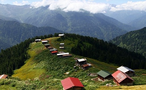 Yayla o yüzden kitle turizmine açılmamış Kitle turizmine açılmasını desteklemiyor ve Kaymakamlık olarak buranın doğal güzelliğinin korunması ve bozulmaması için çalışmalar yapıyoruz Doğu Karadeniz in turizmdeki en özel yerine adeta çeyizine sahip çıkıyoruz dedi