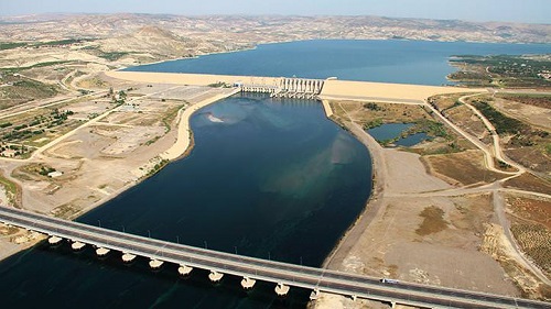 Gaziantep ile Şanlıurfa sınırları arasında bulunan ve 9 milyon 400 bin metreküp su depolayan birecik barajı bölgedeki 92 bin 700 hektarlık alanın sulanmasını sağlıyor