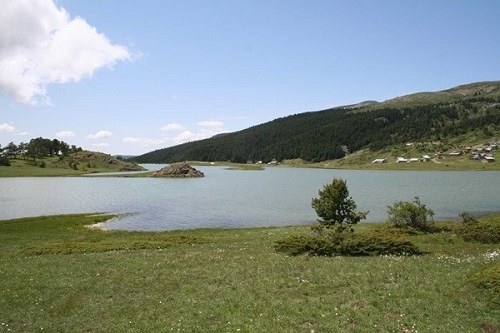 Ilgaz dağları ve yaylaları Ilgaz dağı bolu dağı ve yayları ile şifalı hava konusunda aynı özelliklere sahiptir Doğal bitki örtüsü ve sert hava akımıyla havadaki zararlı maddeleri hızlıca emerek temizliyor Astım şeker kolesterol kalp akciğer gibi hastalıklara iyi geldiği gözlemlenmiştir