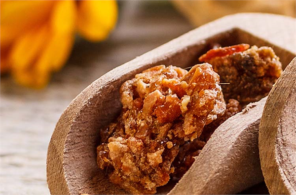 Propolis B1 B2 C ve E vitamini bakımından oldukça zengin bir madde olmakla kalmıyor aynı zamanda demir kalsiyum magnezyum çinko ve bakır gibi maddeleri de içinde barındırıyor