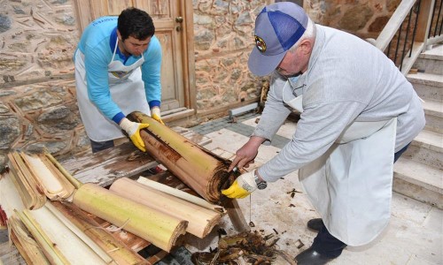 Alanya ilçesinde 2 yıl önce kurulan atölyede üretilen lifler giysi ayakkabı çanta aksesuar ve hediyelik eşya yapımında kullanılıyor Muz lifi üretimi hem muz üreticisine hem de turizme destek sağlıyor