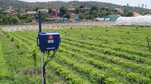 Sulama bölgeleri ve pompalar uzaktan kablosuz telsiz sistemleri ile kontrol edilir Her sulama alanına takılan debi ölçerler ile toplam sulama miktarı anlık toplam olarak ölçülür ve kaydedilir Sulanan alanlarda toprak nemi ölçümü anlık görülebilir ve kaydedilir Toplam tüketilen enerji miktarı anlık toplam olarak ölçülür ve kaydedilir Meteorolojik veriler anlık olarak görülür ve kaydedilir