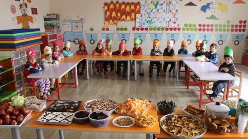 Öğrenciler ülkemizi tanıyalım konulu bölgelerin yöresel zenginliklerini yeraltı kaynaklarını fiziki özelliklerini anlatır