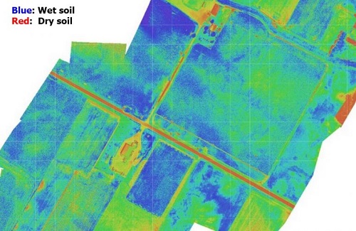 5 Dronelar Dronelar sahip olduğu multispektral ve termal sensörler sayesinde bitkilerin klorofil tabakasından yansıyan kızıl ötesi ışınları tespit edilerek bitki gelişim oranı hastalık durumu topraktaki su ve bazı elementlerin miktarının belirlenmesiyle ekinlerin stres seviyesini su ve gübre ihtiyacını çiftçiye bildirebiliyor 400 dönümlük bir arazide bitki sayısı toprak h20 seviyeleri toprak sıcaklığı gibi değerlerin bilgisini almak için yüksek çözünürlüklü NDVI resimlerinin çekilmesi 15 dakikayı bulurken drone yardımıyla yapılan analiz sonucunda ilaçlama yapılması gerekliyse 50 litrelik sprey aparatı takılarak 20 dönümlük bir alanı ister otonom ister elle kumanda ederek ilaçlamak mümkün