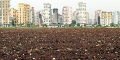 Tarımsal amaçlı arazilerin plan ve projelerinin tahrip edilmesi ve aykırı hareket edilmesi üretime zarar verilmesine sebep olabilmektedir