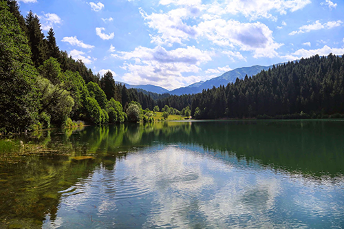 ARTVİN ŞAVŞAT KARAGÖL Artvin in Şavşat İlçesine 25 kilometre uzaklıktaki göl etrafındaki dağlara ismini vermiştir Kamp yapmayı ve fotoğraf çekmeyi sevenlerin uğrak yeri olabilir