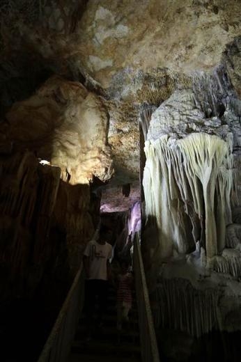 Akdeniz in eşsiz koyunda bulunan mağaraya kurulan merdivenden inen ziyaretçiler ana galeride ilerledikçe mağaranın büyüleyici atmosferi karşısında heyecan ve şaşkınlık yaşıyor Sarkıt dikit sütun duvar ve perde damlataşları akma taşlar mağara iğnesi gibi oluşumları yakından görme şansı yakalayan ziyaretçiler kendilerini adeta buzul döneminde hissediyor Tavanın yansıması nedeniyle Aynalıgöl deki suyun varlığını fark etmekte güçlük çekenlere ise görevliler fenerlerle damlacıkların sudaki hareketlerini gösteriyor