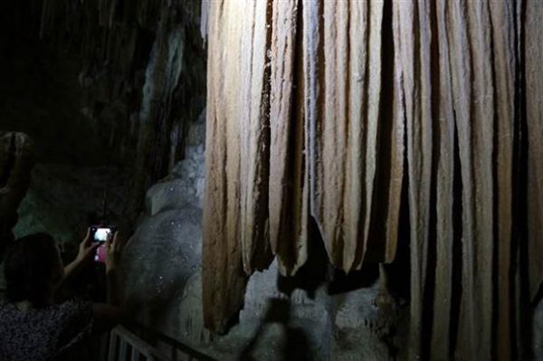 Mağaranın sonundaki Aynalıgöl de yüzeyden 12 metre alta kadar acı su 12 metre daha inildiğinde tuzlu su yer alıyor Herhangi bir akıntı olmaması sebebiyle yansıma yapan göl halk arasında Aynalıgöl olarak adlandırılıyor