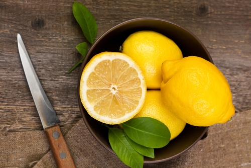 Limonun faydalarını her seferinde tekrar dile getiriyor Detoks etkisiyle ün yapmış bir meyve olan limon su ile karıştırılarak sabahları tüketildiğinde vücudu temizler ve besinlerin asit düzeyini dengeler