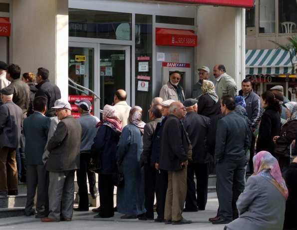 Burada belirtilen yaş koşulunun yerine gelmesi için o yaştan gün almanın yetmediğini tabi olunan yaş şartını doldurmanın gerektiğinin altını çizelim Örneğin 60 yaş şartına tabi olan bir tarım SSK lı 60 yaşını doldurup 61 yaşından bir gün aldığı tarih itibariyle emekliliği hak eder