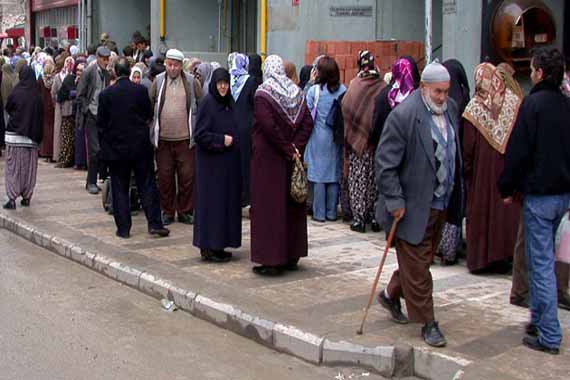 5400 günü 31 12 2005 tarihine kadar tamamlayan erkekler 63 yaşında emekli olurlar ama diğerleri için yaş 1 1 2036 ila 31 12 2037 tarihleri arasında 5400 günü tamamlayan erkekler için 64 yaş 1 1 2038 gününden sonra 5400 günü tamamlayan erkekler için 65 olarak uygulanır