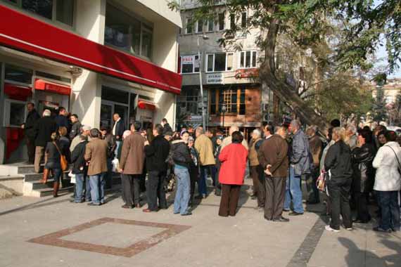 Ancak yaş hadlerinin uygulamasında 5400 prim günü sayısı şartı doldurduğu tarihte geçerli olan yaş hadleri esas alınır Buraya kadar belirttiğimiz tüm şartlar Tarım SSK statüsüne tabi Erkeklerin emeklilik şartlarıdır Tarım SSK sı çokça karıştırılan bir konu olduğu için kadınların Tarım SSK sından emeklilik koşullarını da bir sonraki yazımıza bırakalım