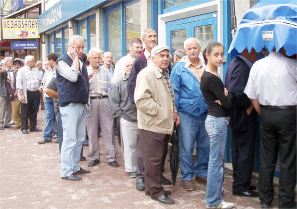 Tarım SSK Nedir Nasıl Emekli Olur Tarım SSK 2925 sayılı Kanun gereğince uygulanan bir sosyal güvenlik statüsüdür Bu sigorta türüne hizmet akdi ile bir işverenin yanında çalışan tarım sektörü işçileri tabidir Tarımda çalışan söz konusu bu işçilerin sigortalılık başlangıçlarına göre emeklilik tarihleri değişmektedir