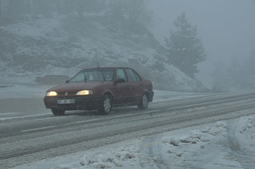 Kastamonu İnebolu karayolunda kar kalınlığı 5 santimetreye ulaştı Karayolları 152 Şube Şefliğine bağlı ekipler sisin de etkili olduğu güzergahı ulaşıma açık tutmak için çalıştı