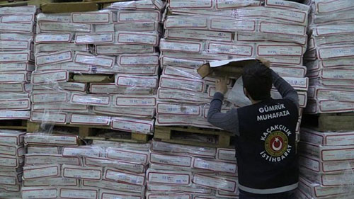 Mersin Gümrüğü nde kaçak kırmızı et operasyonu Gümrük ve Ticaret Bakanı Nurettin Canikli Mersin Gümrüğü nde düzenlenen operasyonda bin 44 ton kaçak kırmızı etin yurt içine sokulduğunun tespit edildiğini bildirdi