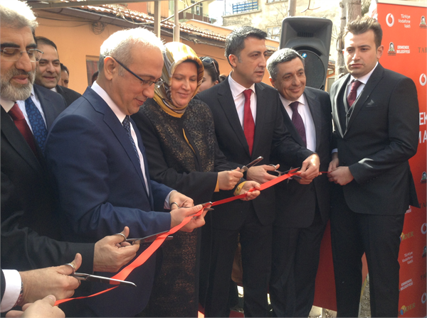 İlk yılında 100 çiftçiye erişilmesi hedeflenen Ermenek Tarım Akademisi Ulaştırma Denizcilik ve Haberleşme Bakanı Lütfi Elvan Enerji ve Tabii Kaynaklar Bakanı Taner Yıldız Karaman Valisi Ermenek Kaymakamı Vodafone Türkiye CEO su Gökhan Öğüt ve Tarım Bilincini Geliştirme Derneği TABİDER Başkanı Coşkun Yıldırım ın katılımıyla gerçekleşen törenle hizmete açıldı